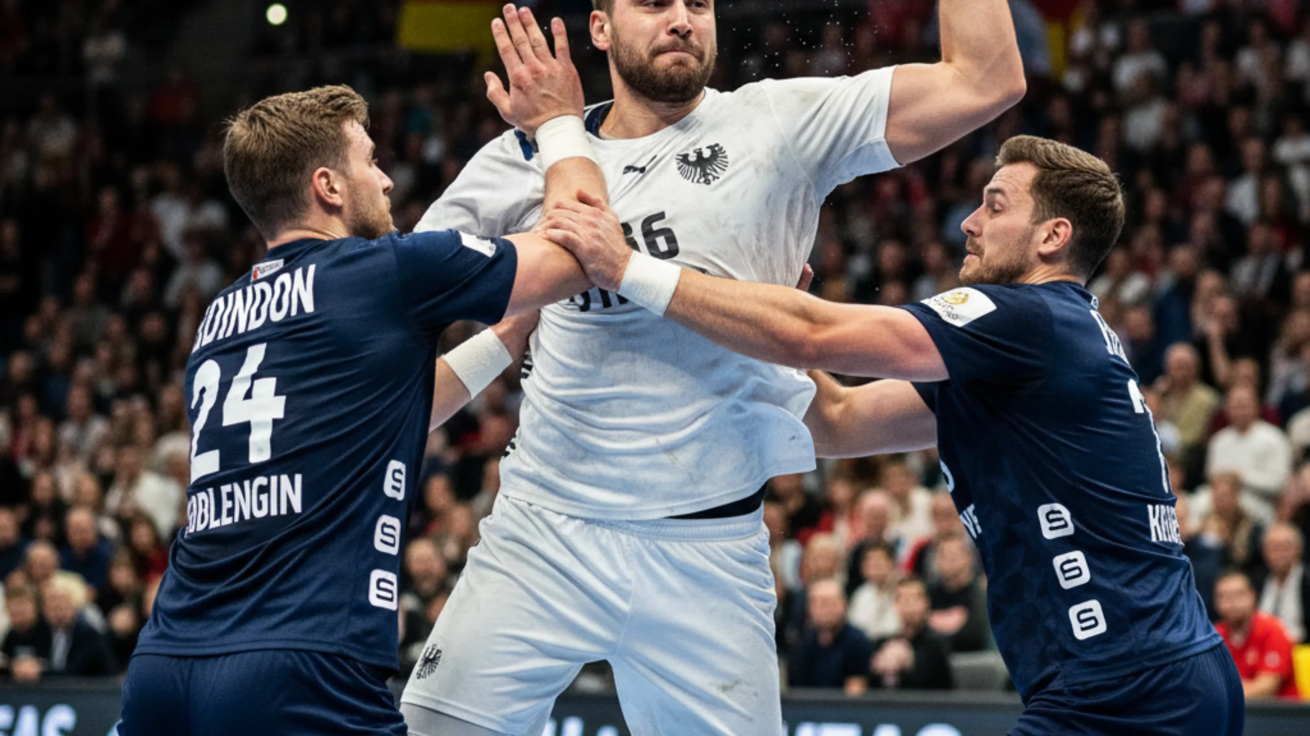 Intensives Duell zweier Top-Handball-Bundesliga-Mannschaften mit Spielern im direkten Zweikampf
