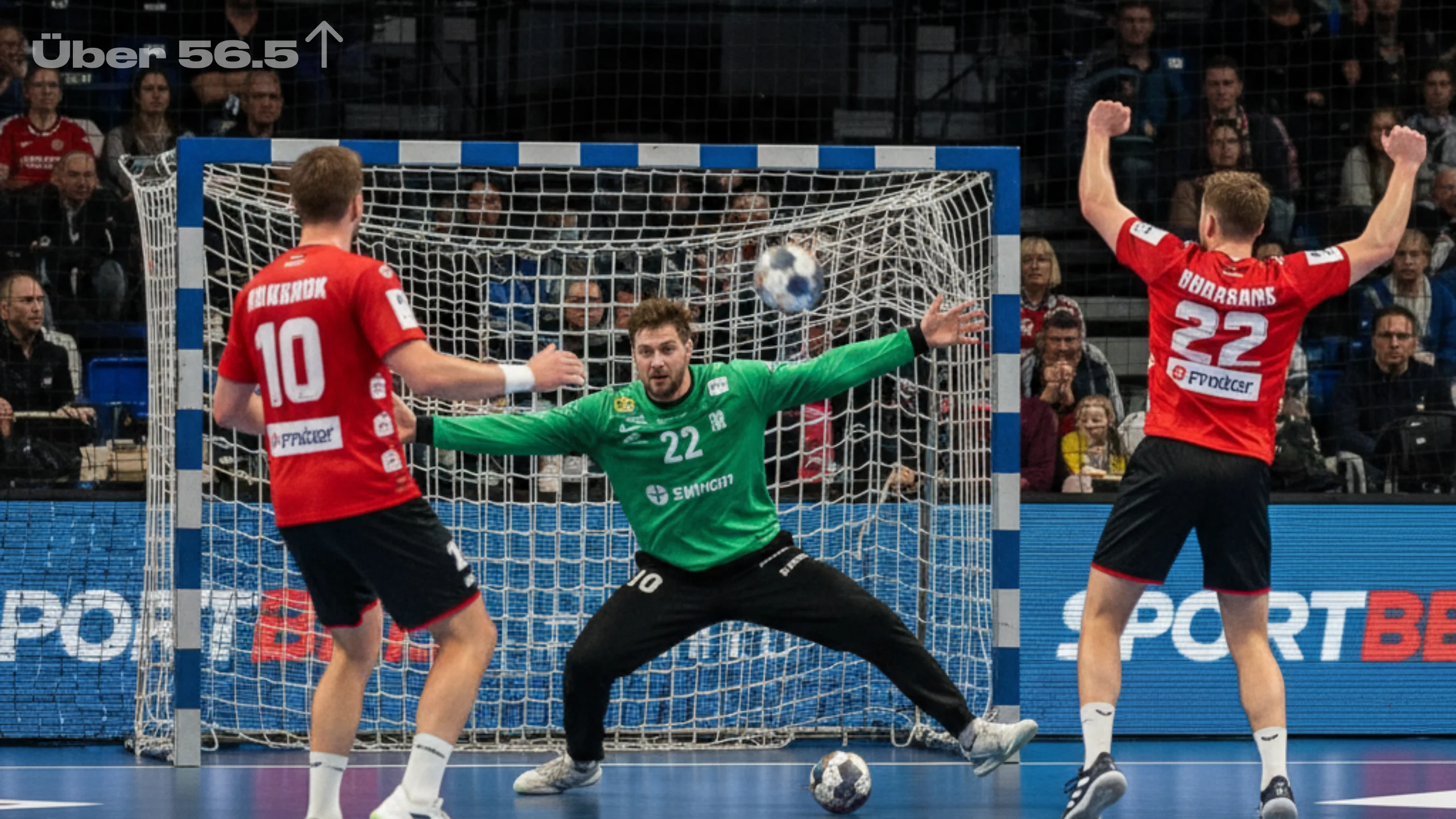 Torreiches Handballspiel zur Illustration von Über-Unter-Wetten mit Anzeigetafel und Torschuss